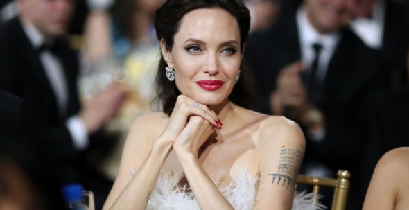 FOTO // Angelina Jolie de nerecunoscut. Vedeta s-a făcut blondă, urmăritotii au crezut că e Jennifer Aniston